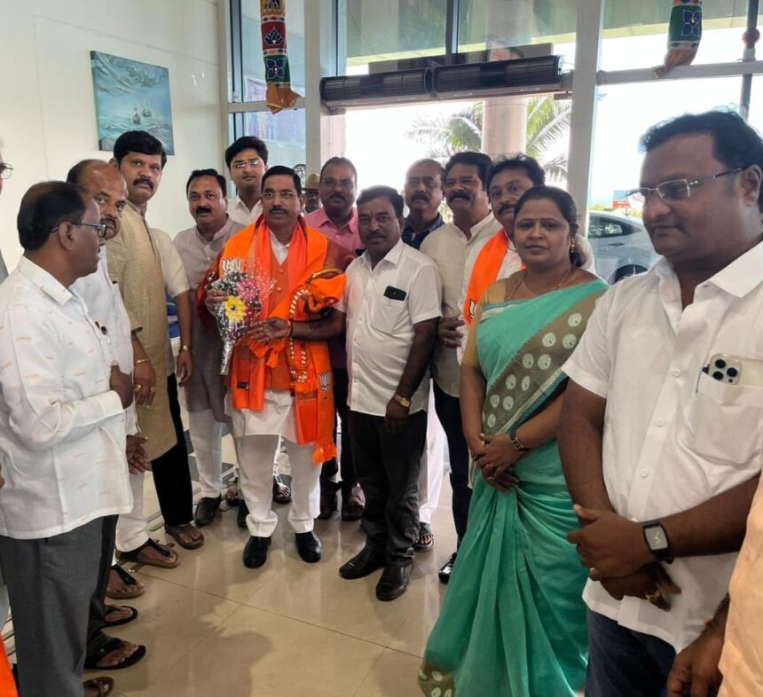 ರಾಜ’ ಗದ್ದುಗೆ ’ರೂವಾರಿ’ಗೆ ಭವ್ಯ ಸ್ವಾಗತ