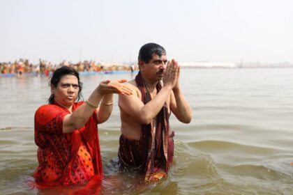 ಮಹಾಕುಂಭದಲ್ಲಿ ಸಚಿವ  ಜೋಶಿ ಕುಟುಂಬ ಪುಣ್ಯಸ್ನಾನ