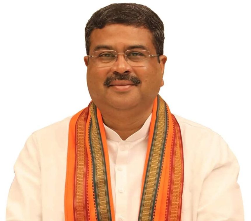 ಜಿರಳೆ ದಂಗೆಗೆ ಮಂಡಿಯೂರಿದ ಕೇಂದ್ರ : ಶಿಕ್ಷಣ ಸಚಿವ  ಪ್ರಧಾನ್ ರಾಜೀನಾಮೆ